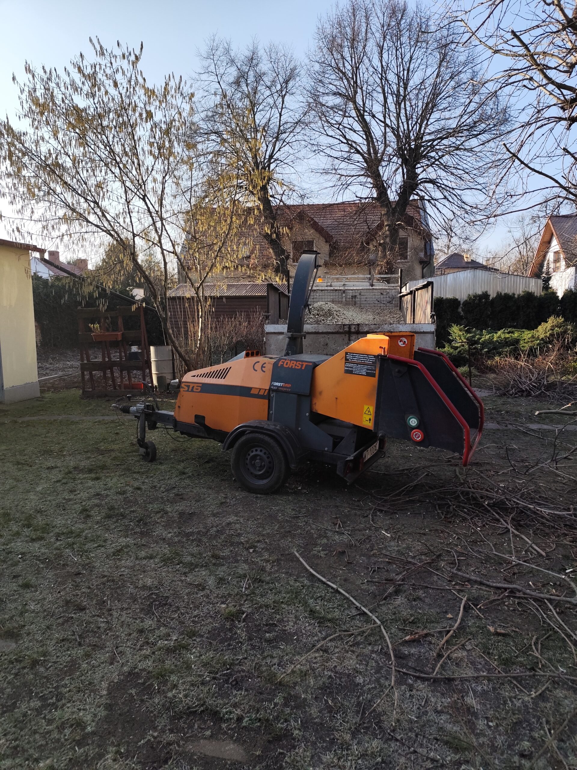 Rozdrabnianie gałęzi na prywatnej posesji we Wrocławiu