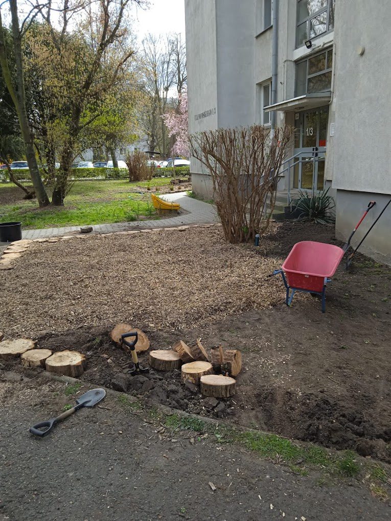 Prace nad rabatą kwiatową na osiedlu
