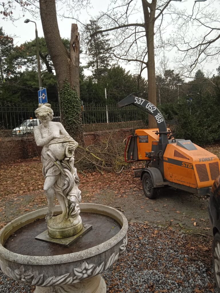 Rębak przy fontannie